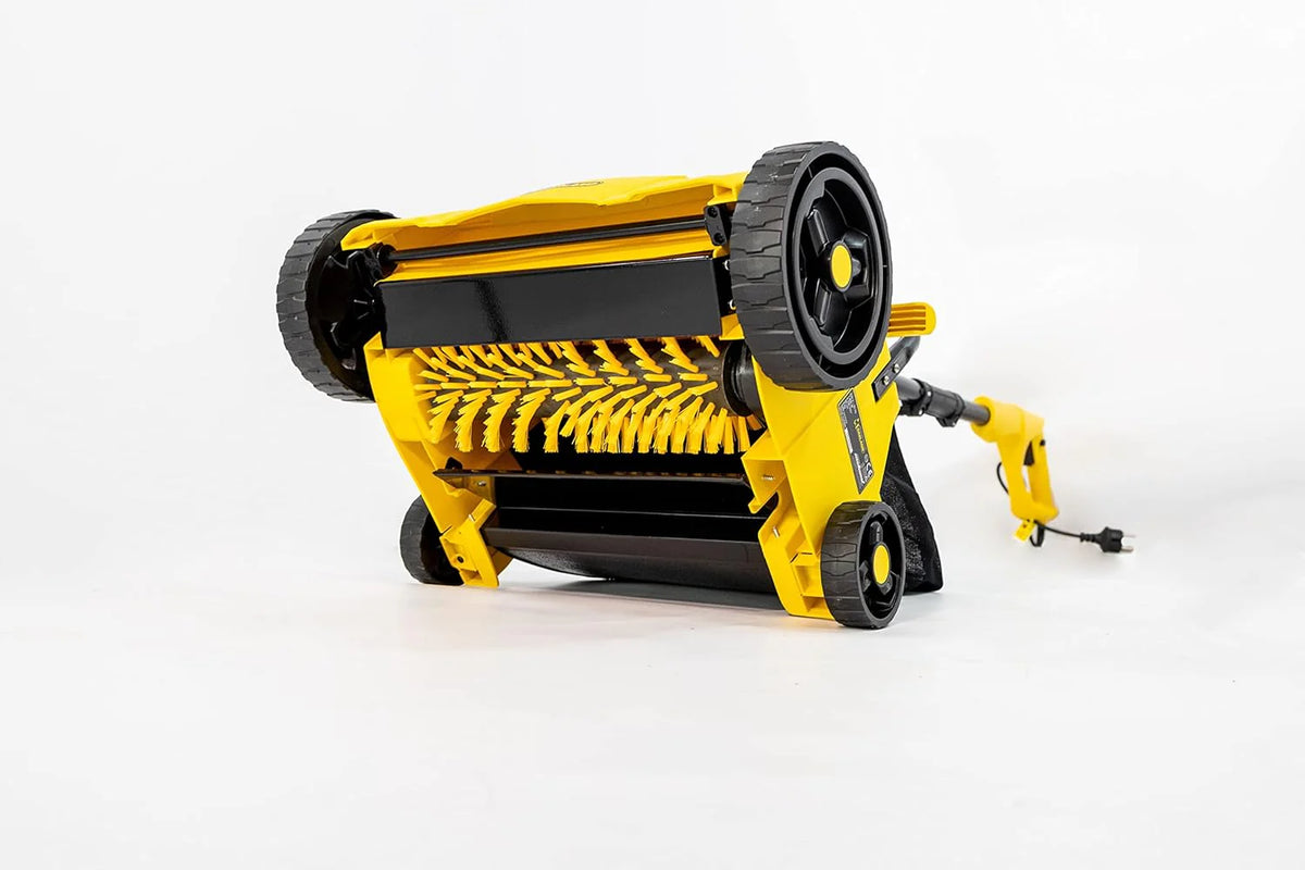 Garland Roll&Comb 502E-V19 - Peinadora/Barredora césped artificial eléctrica enchufable - 1.600 W de potencia, 15'6 kg de peso, ancho de trabajo 40 cm con altura regulable. Saco de recogida de 40 l. Apto para superficies hasta 350 m2.